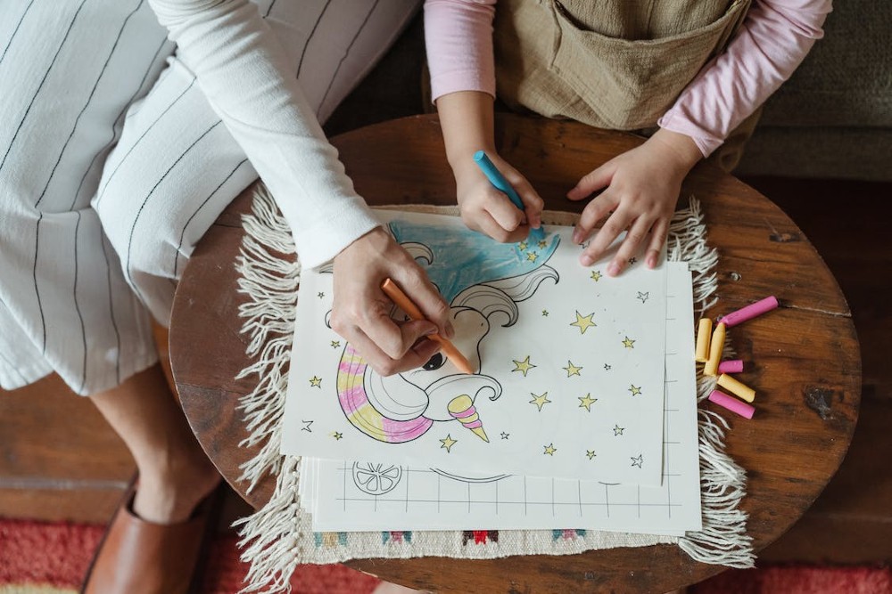 Het regent pijpenstelen en je kids vervelen zich kapot. Met deze activiteiten vermaken jij en de kinderen je wel, ook met regen!
