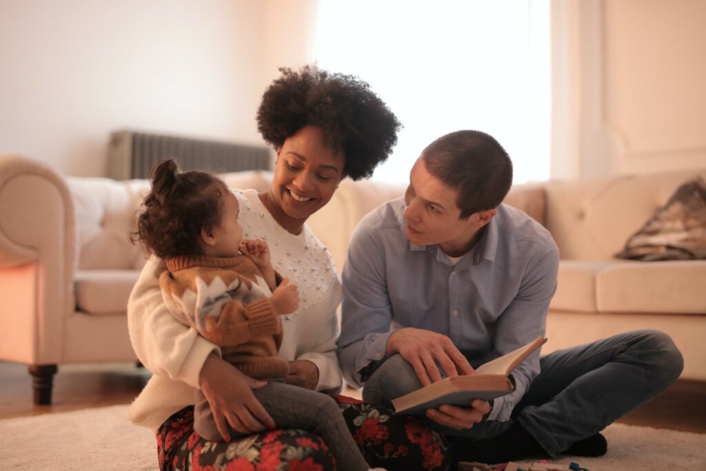 Misschien heb je het voorbij zien komen, misschien heb je er nog nooit van gehoord: gentle parenting. Wat houdt het nou eigenlijk in?