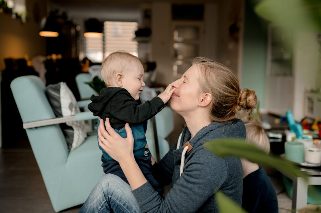 Momshaming houdt het taboe op werkende moeders in stand, maar wat is het eigenlijk? 3 voorbeelden van vrouwen die negatieve reacties kregen.