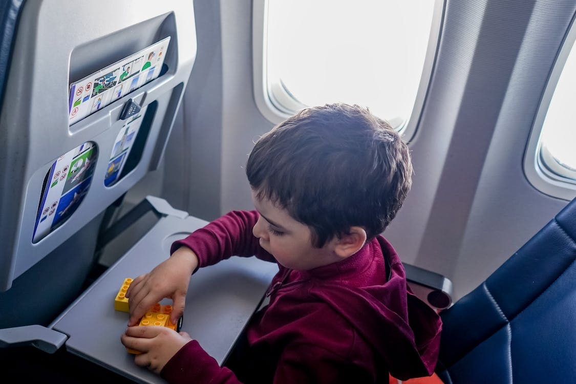 Lekker op vakantie? Met deze 10 tips wordt vliegen met je kleine kinderen makkelijk en leuk, hoe lang je vlucht ook is!