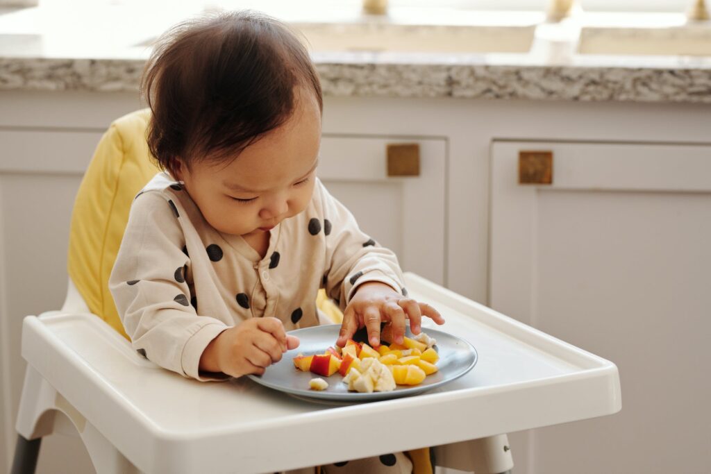 Starten met de eerste hapjes van je baby? Pedagoge Iris Vernooij geeft tips.