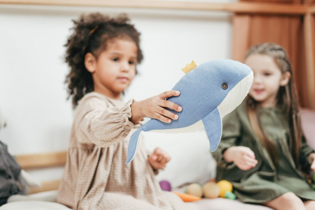 Uit onderzoek naar prijsverschillen in de kinderopvang blijkt dat commerciële opvang duurder is. Men vreest dat de verschillen meer toenemen.
