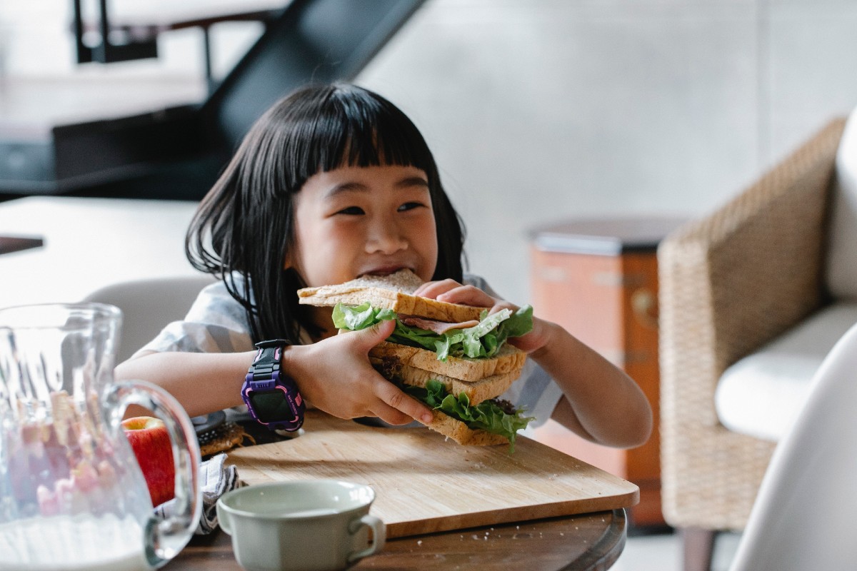 Zoek je nog tips voor een gezonde en lekkere lunch om in de broodtrommel mee te nemen naar school? Deze 4 recepten zijn daar perfect voor!