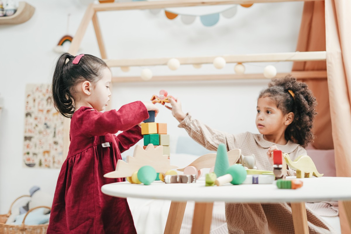 Kiezen voor een gastouder of voor een kinderopvang: wat is eigenlijk het verschil daartussen? Wij zetten alles voor je op een rijtje.