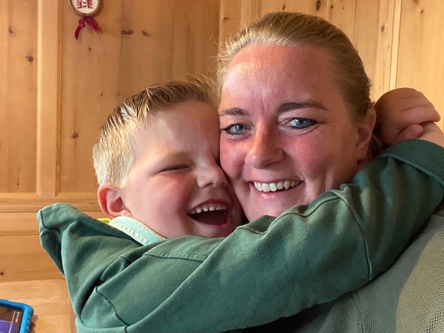 Content maken, cursussen geven en zorgen voor een zorgintensief kind: zakenmama Peggy deelt haar ervaring en geeft een kijkje in haar leven.